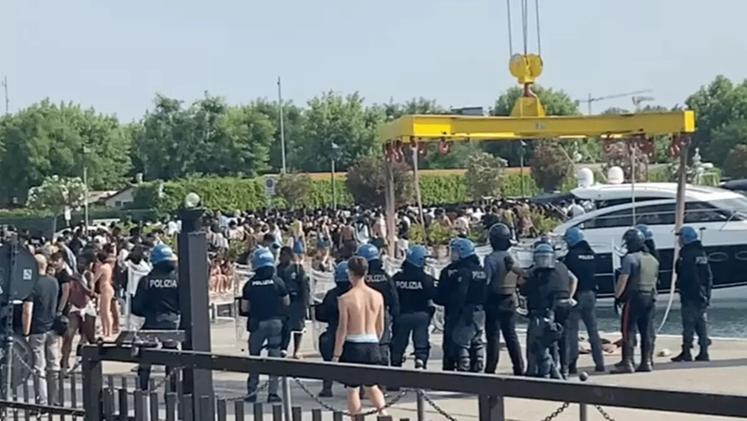 La polizia schierata e i giovani lo scorso anno a Peschiera