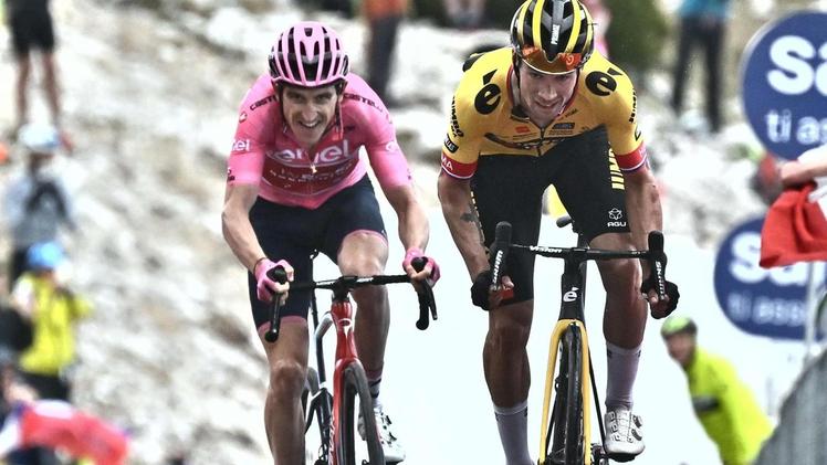 Un Giro per due La maglia rosa Geraint Thomas e Primoz Roglic nel finale della tappa di ieri