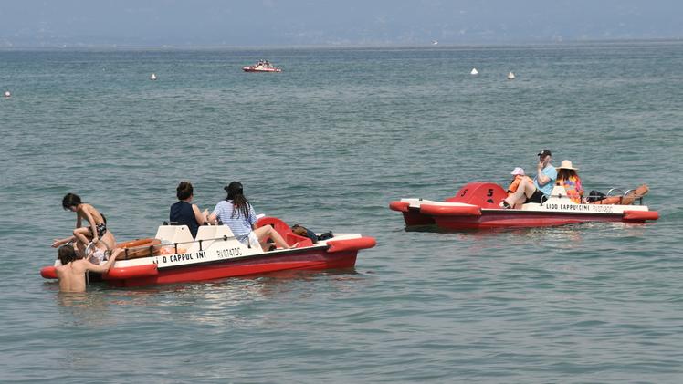 Peschiera: spiagge prese d’assalto da turisti e veronesi desiderosi di trascorrere il weekend al sole  FOTO PECORAL’acqua fredda del lago non ha impedito i primi tuffi 