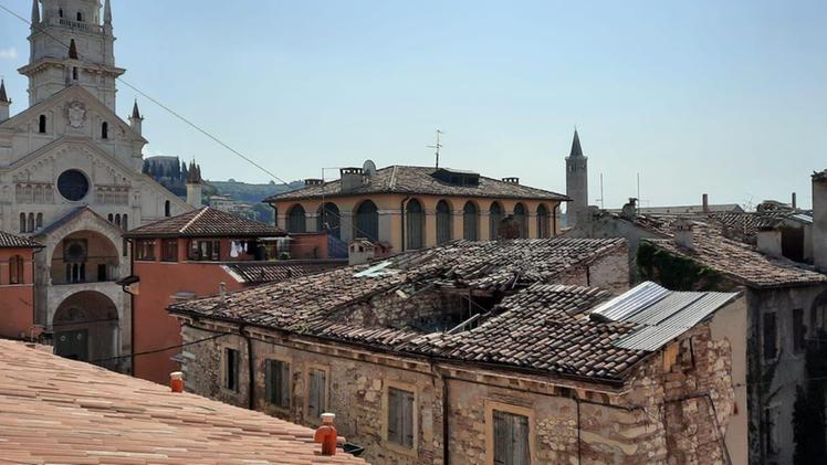 Il tetto crollato di un palazzo a pochi metri da piazza Duomo, completamente degradato
