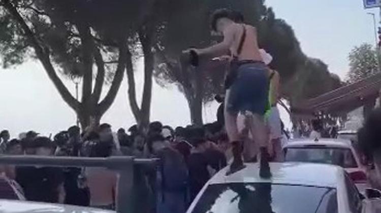 Giovani scatenati durante il maxi raduno a Peschiera il 2 giugno di un anno fa