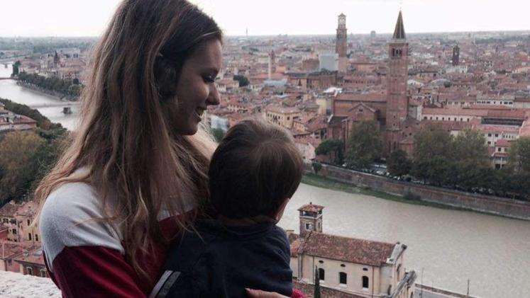 Carol Maltesi a Verona felice con il bimbo in braccio alcuni anni fa