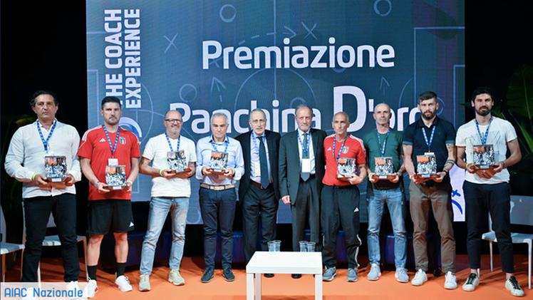 Massimo Donati (il secondo da destra) premiato al «The coach experience IV» di Rimini