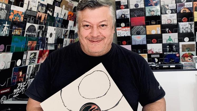 Paolo Tescaroli nel suo storico negozio di dischi (foto Benedetti)