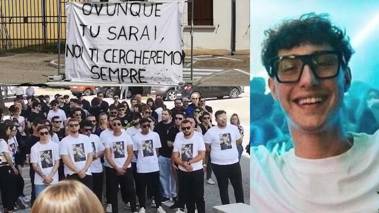 Folla di ragazzi al funerale di Francesco Prandini, il giovane morto in moto a Villa Bartolomea
