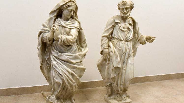 Le due sculture rubate nella chiesa di Casaleone nel 1991 e ritrovate in una galleria di Milano (Diennefoto)