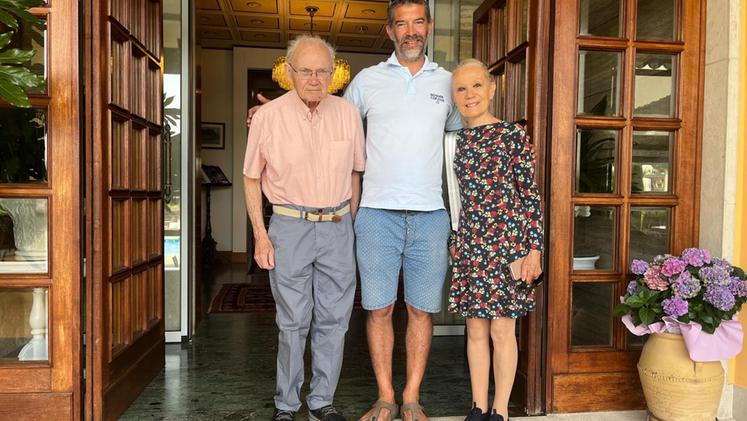 Luca Zermini con i due coniugi inglesi: l’uomo ha rischiato di morire annegato in in piscina