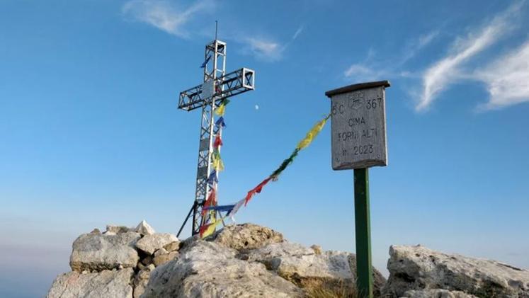 La croce sulla Ferrata 5 Cime lungo il sentiero attrezzato dalla SAV conosciuto anche con il nome “Falcipieri”  (Foto www.visitvallidelpasubio.com)