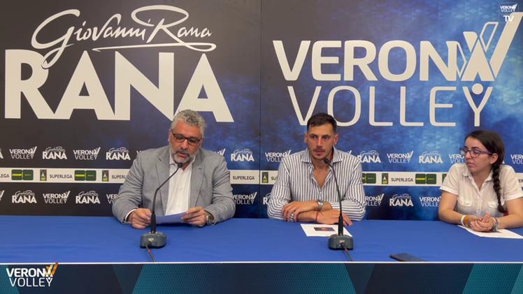 Al centro il nuovo giocatore del Rana Verona Volley, Axel Truhtchev