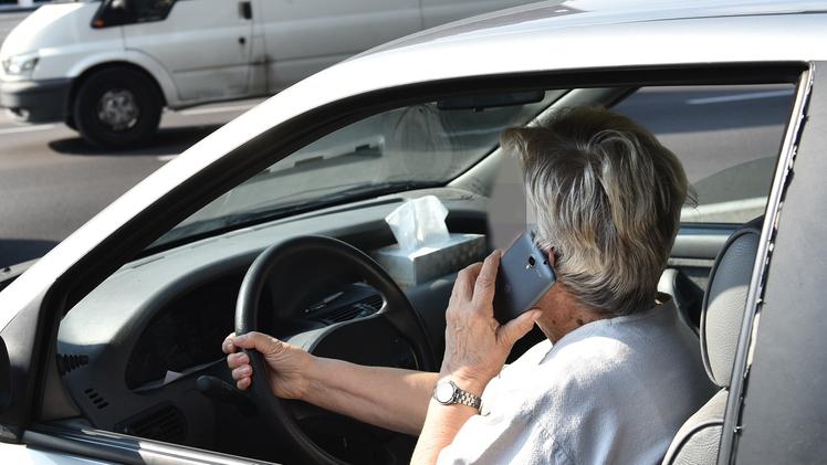 Alla guida con il telefonino: con le nuove regole si rischia la sospensione della patente