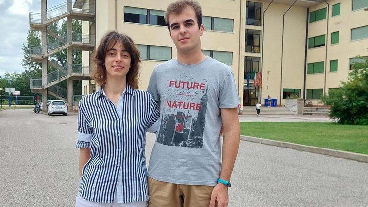 I fidanzati Vittoria Zandonà e Luca Naranza, entrambi diplomati al liceo con 100 e lode