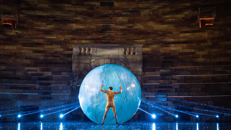 Roberto Bolle nel quadro «Sphere» (foto Andrej Uspenski)