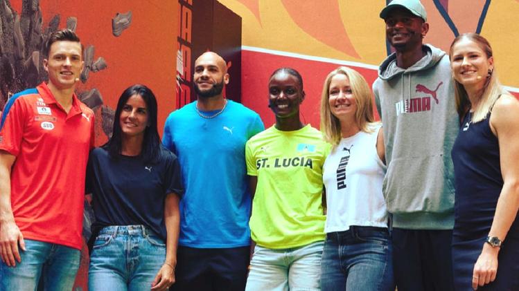 Testimonial  Marcell Jacobs (terzo da sinistra) ieri mattina alla Puma House di Budapest: domani scenderà in pista per i Mondiali