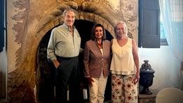 Nancy Pelosi (al centro) con il marito Paul e Marilisa Allegrini