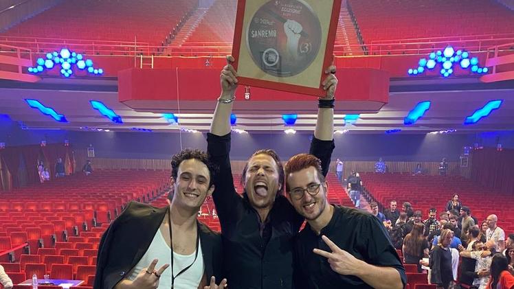 La band veronese Xcorsi con il premio del terzo posto sul palco del Sanremo Rock