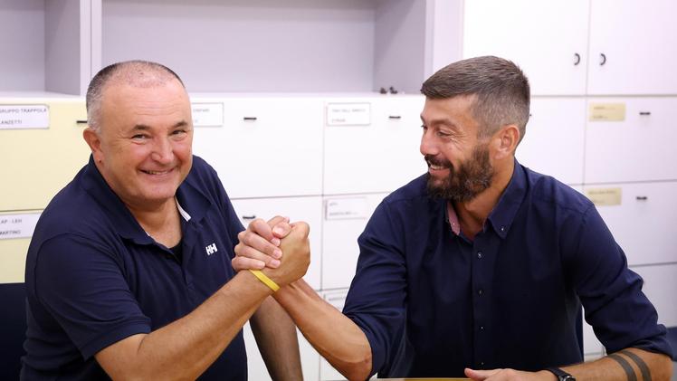 Gigi Fresco e Massimo Donati improvvisano un braccio di ferro nella redazione del nostro giornale: domenica saranno rivali nel derby Legnago-Virtus, al Sandrini FOTOEXPRESS