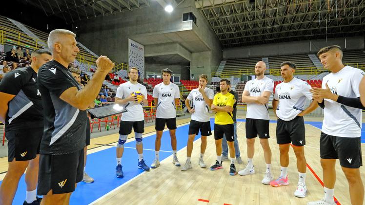 Rado Stoytchev parla alla squadra prima di un allenamento (foto Verona Volley Udali)