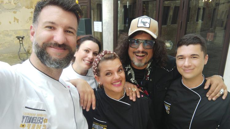 Erica Brunelli, al centro, con Alessandro Borghese e gli altri cuochi di «Celebrity Chef»