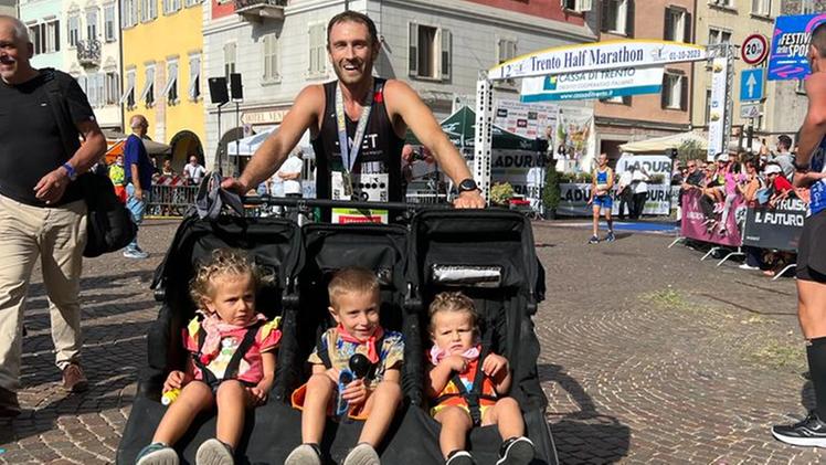 Samuele Tosadori al Trento Running Festival con lo stroller e i suoi tre bimbi, fresco di record (Perlini)