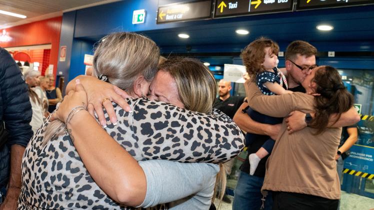 L'abbraccio liberatorio al terminal arrivi del Catullo di Verona: tra i rientrati da Israele numerosi bresciani