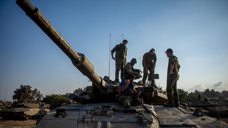 Truppe israeliane al confine della Striscia di Gaza