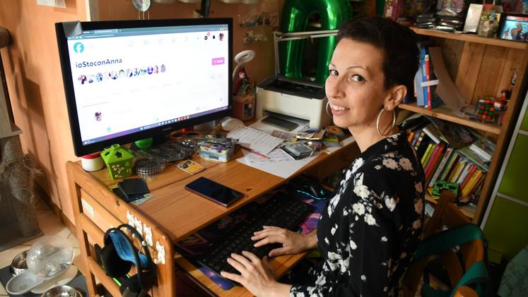 Anna Bellini al computer. Da quando il tumore è tornato, affida i suoi pensieri al web (foto Pecora)