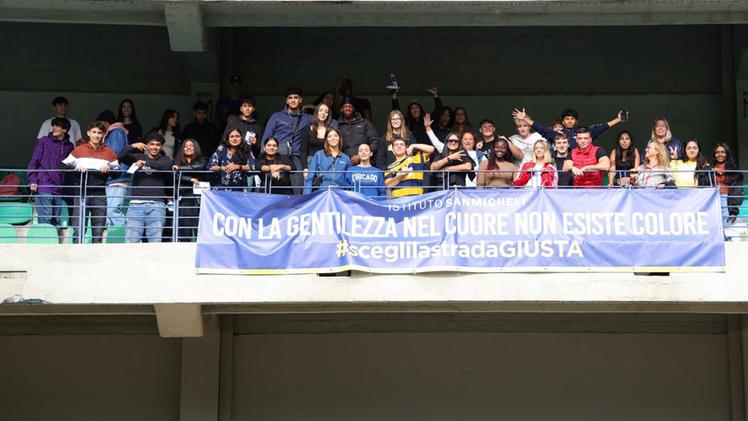 Gli studenti dell'Istituto Sanmicheli allo stadio con uno striscione