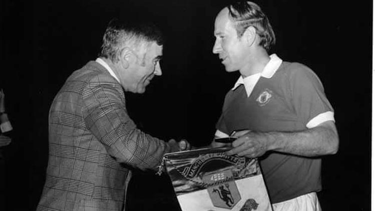 Lo scatto - Saverio Garonzi e Bobby Charlton prima dell'incontro del 2 maggio 1973 (ARCHIVIO L'ARENA)