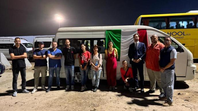 I quattro cooperanti e il gruppo che li ha accolti fuori Gaza: si sono Giuditta e l'ambasciatore Novellino