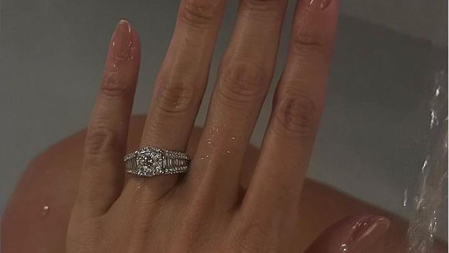 L'anello di diamanti sulla mano di Belen: la foto è stata postata sul suo profilo Instagram