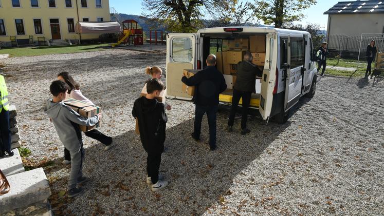 Gli studenti caricano il furgone della Ronda della Carità a Erbezzo