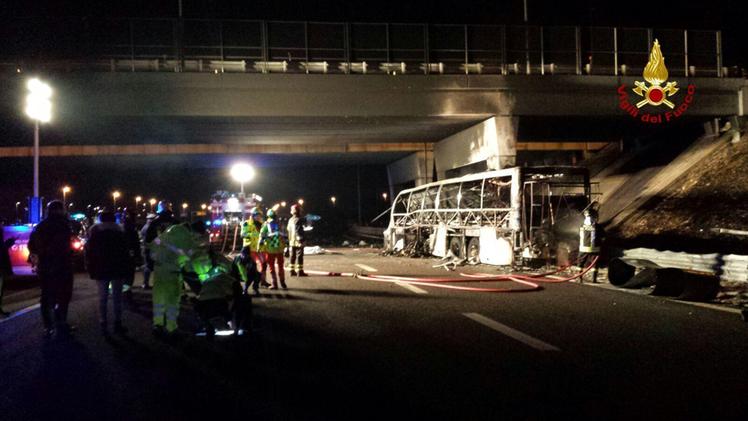 L’incidente in autostrada A4: il bus ungherese distrutto dal fuoco