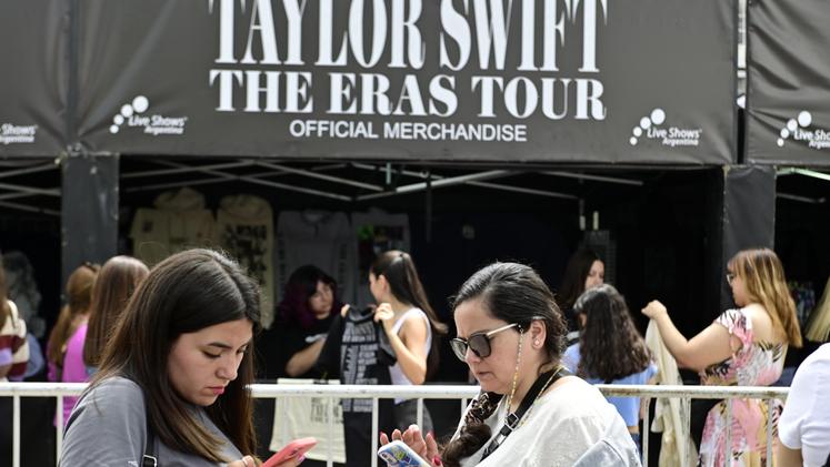 Fan in attesa del concerto di Taylor Swift a Rio de Janeiro
