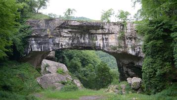 Il Ponte di Veja. Sotto l’arcata si apre la grotta dell’Orso, oggetto di una campagna di scavi