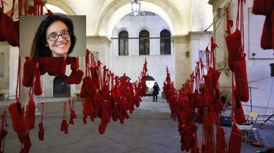 Sotto la Loggia L’installazione di scarpette rosse dell’associazione Maddalina, simbolo della lotta alla violenza di genere, inaugurata nella Giornata del 25 novembre. Nel riquadro, Michela Marzano