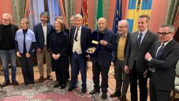 Luigi Carlon in Sala Arazzi con la commissione giudicatrice del premio «La bella Verona»
