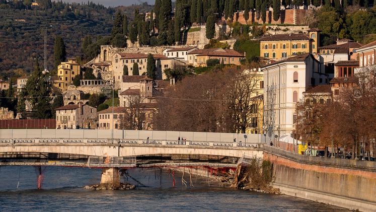 Ponte Nuovo con il ponteggio rovinato dalla piena dell'Adige
