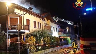 L'incendio sul tetto di una palazzina a Bussolengo (foto Vigili del Fuoco)
