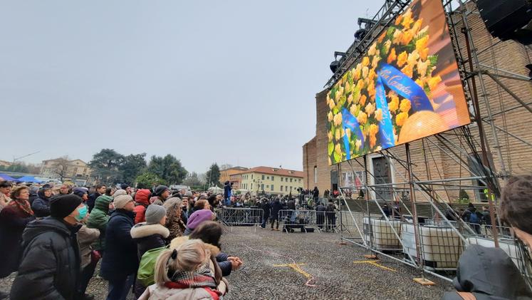 La folla in Prato della Valle davanti agli schermi allestiti per consentire di assistere al funerale di Giulia Cecchettin