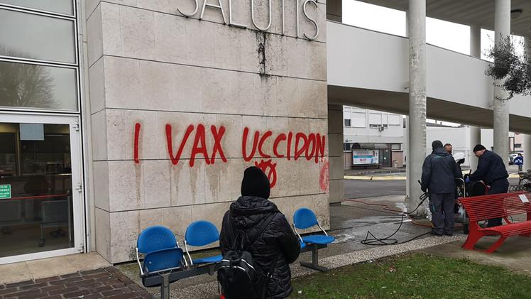 Le scritte no vax all'ospedale di Legnago (Diennefoto)
