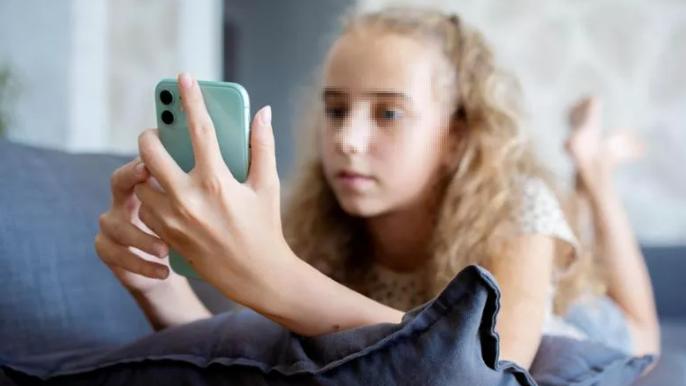 Giovani e smartphone, pericoli e rischi: come proteggere i più piccoli