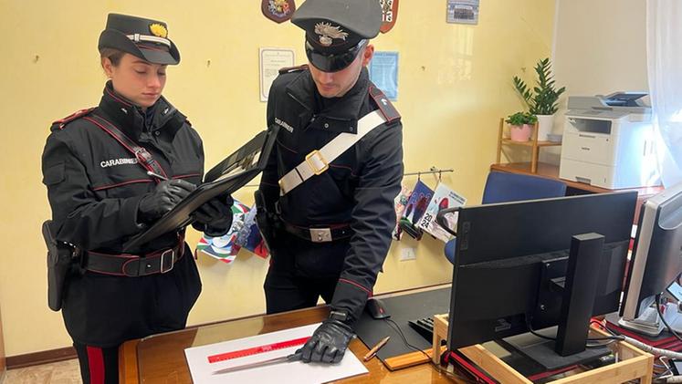 I carabinieri di Castagnaro con l'arma del delitto