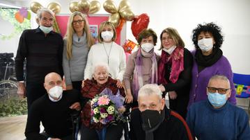 Dina Nicolis e gli invitati alla festa per i suoi 101 anni al centro Anziani di Bussolengo (Pecora)