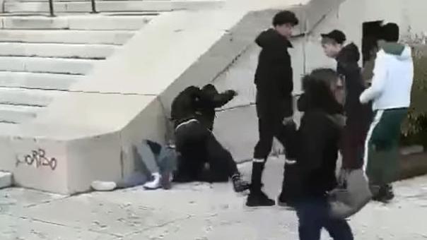 Fermo immagine dal video che riprende il pestaggio di un ragazzino in piazza Bra