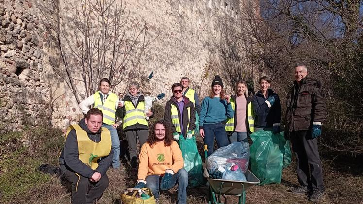 I volontari che hanno partecipato alla raccolta di fifiuti in area demaniale (Bazzanella)