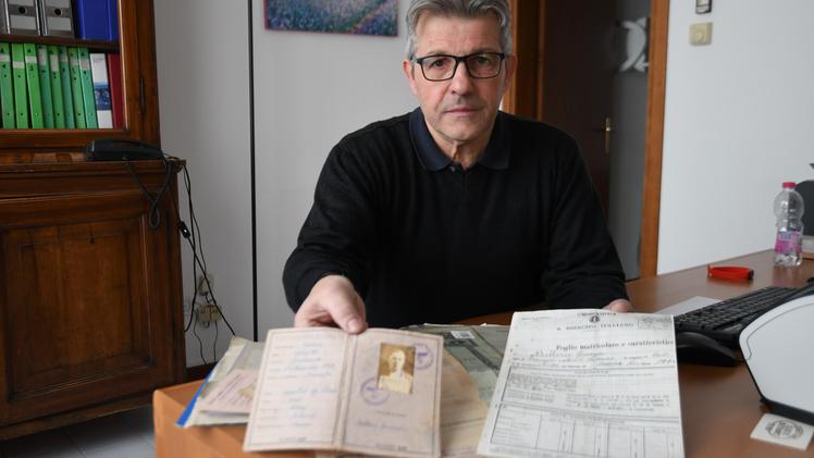 Daniele Bellorio con i documenti del padre Giuseppe, deportato in Germania