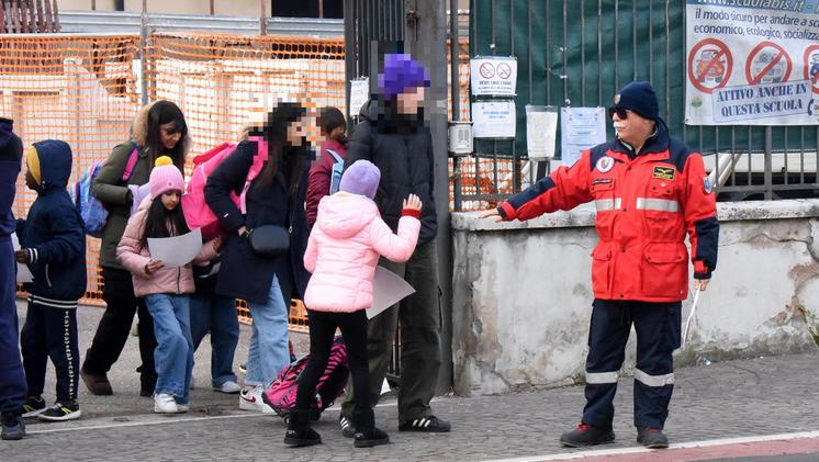 Giovanni Ruggeri mentre fa attraversare i bambini all’uscita delle scuole elementari