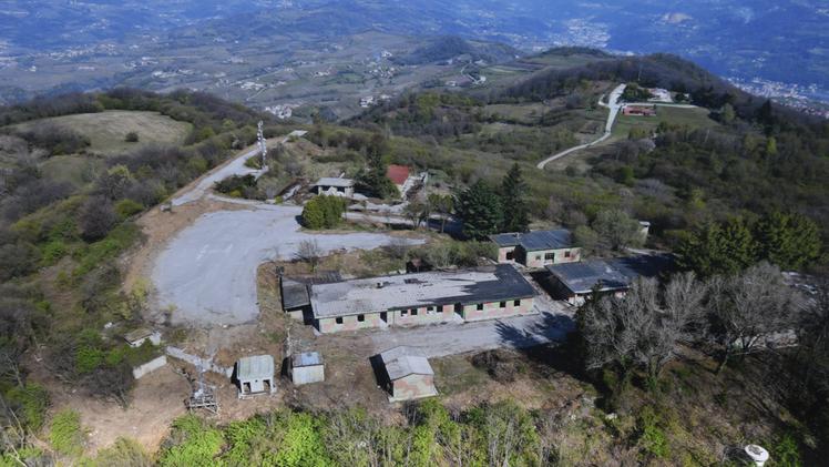 Una veduta del complesso dell’ex base di controllo aeronautico sul monte Calvarina