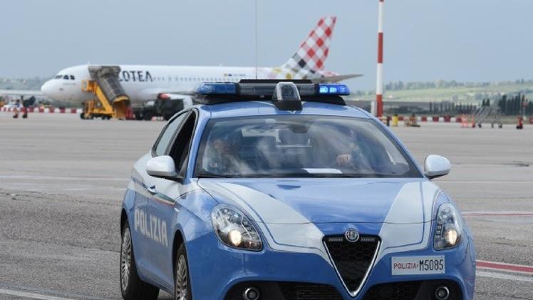 La polizia in servizio all'aeroporto di Verona Villafranca