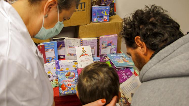 Quasi 3.800 libri donati all'ospedale di Legnago da Giunti al Punto